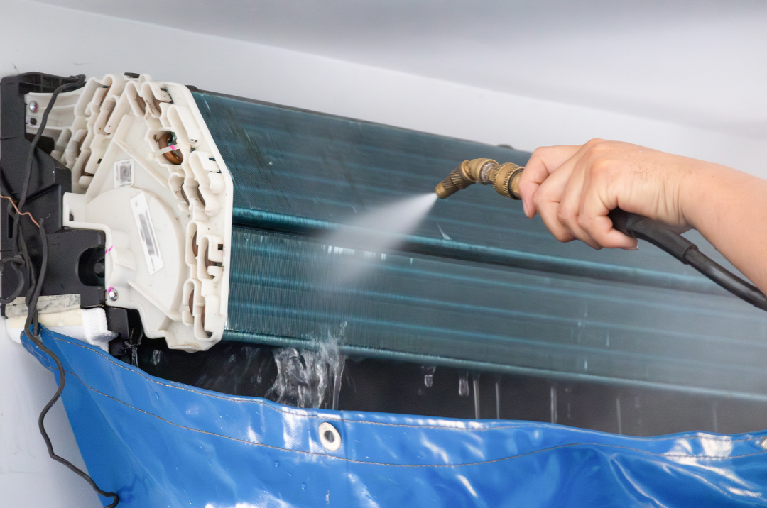 Técnico realizando manutenção em equipamento de climatização
