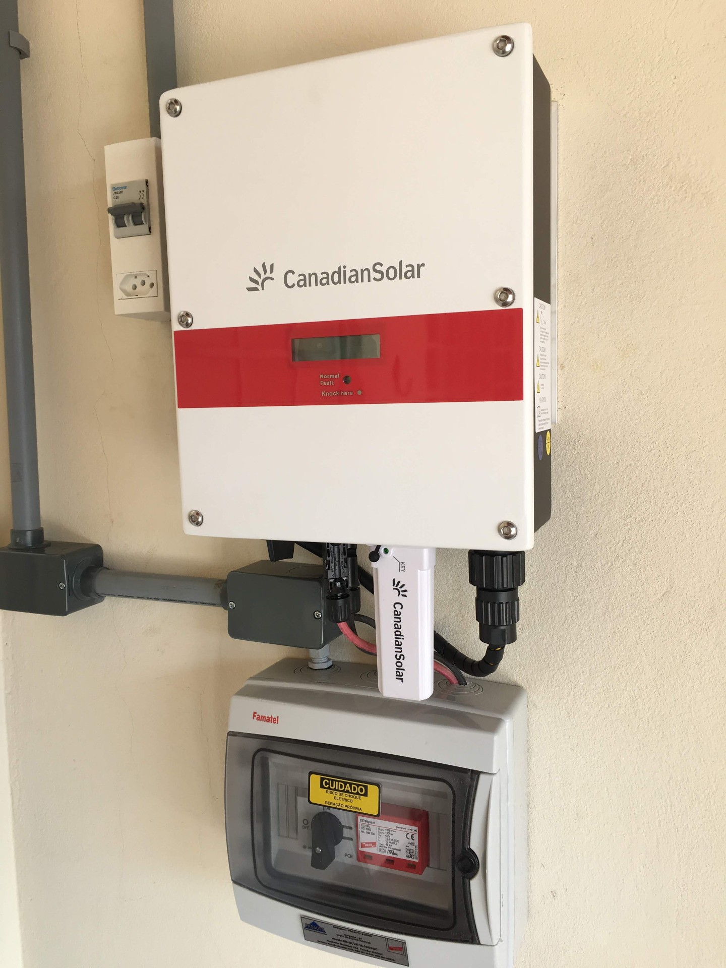 Inversor fotovoltaico instalado em sistema de energia solar