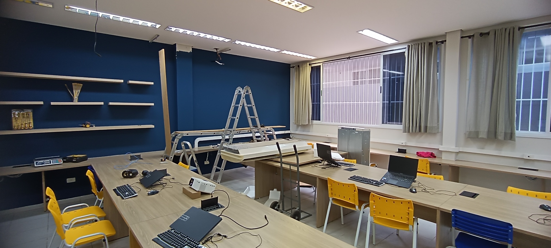 Ambiente comercial em processo de manutenção técnica