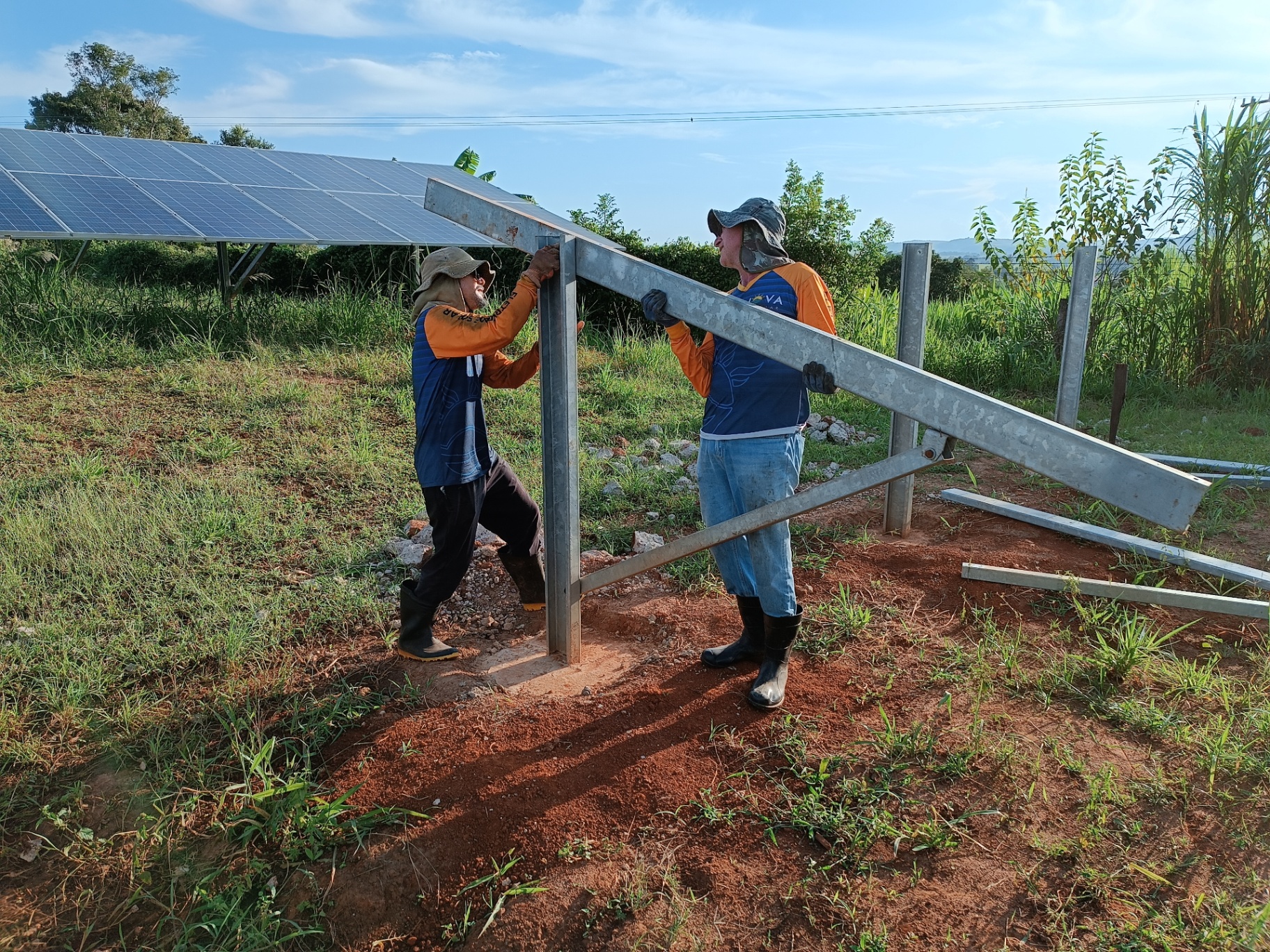 Equipe técnica realizando montagem de estrutura para energia solar